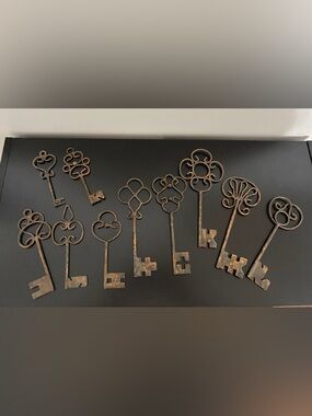 Antique-Style Decorative Wall Keys in Bronze